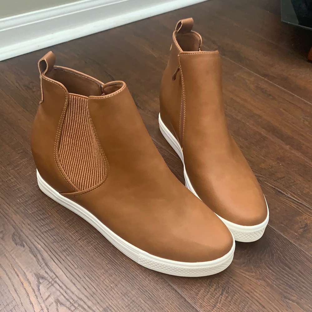 Heeled sneakers